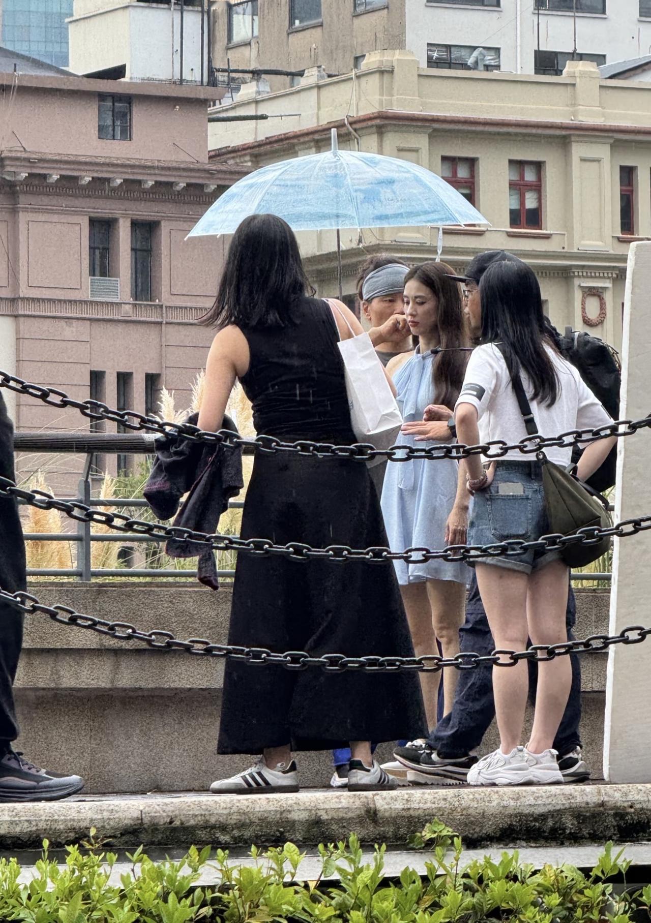 近日，有位网友在上海偶遇黄圣依，她在乍浦路桥的画面。黄圣依的身材和气质都很n