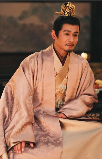 乔振宇是真的老了，已经开始演王爷了。50岁的钟汉良，46岁的乔振宇，虽然他们不