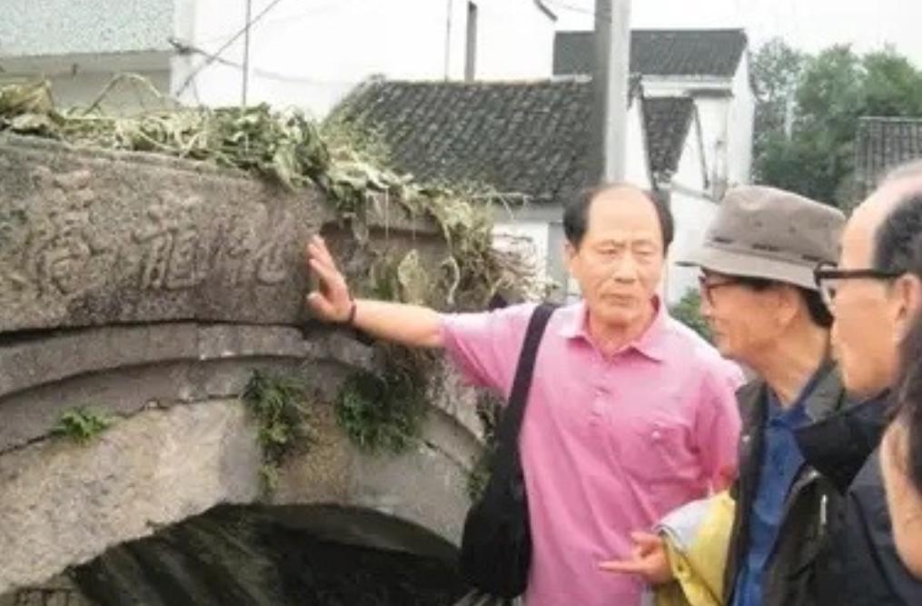 一群韩国老人来到浙江湖州的一座古桥旁，看到桥名后竟跪地痛哭。原来桥名与他们族谱上