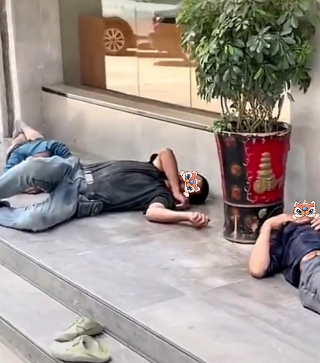 “她不发财都难”！6月26日，几位工人高温天躺在地上午休，酒店美女经理看见后，主