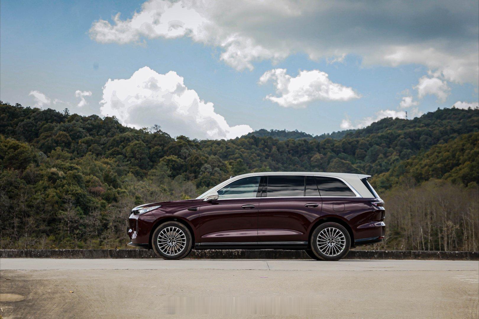 又一款9系旗舰SUV来了，魏建军亲自代言的魏牌V9X，看出来魏总对这款