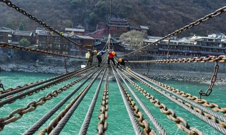 工程奇迹！2020年泸定桥大修，当探伤仪器扫过那13根悬在激流上的铁链时，