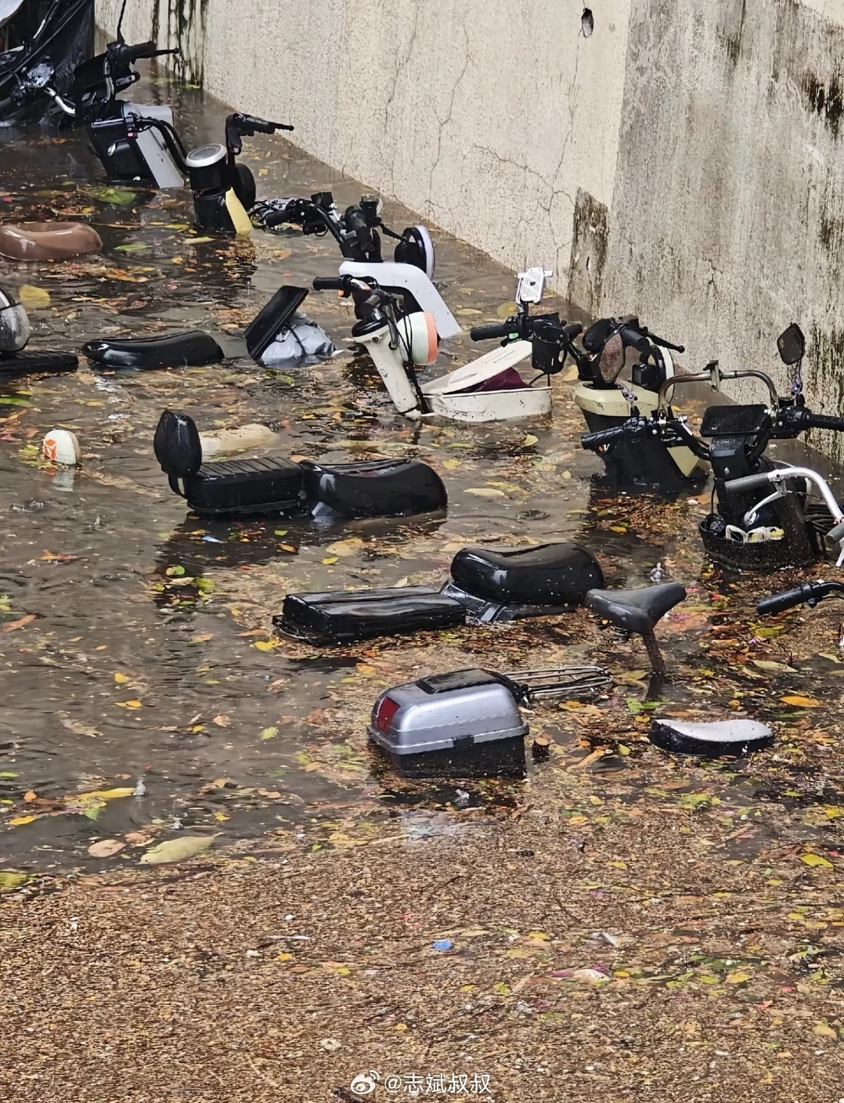 广州下暴雨高架桥变高架河今年广东的雨是真的猛，看着就像是灾害级的。又是大暴雨又