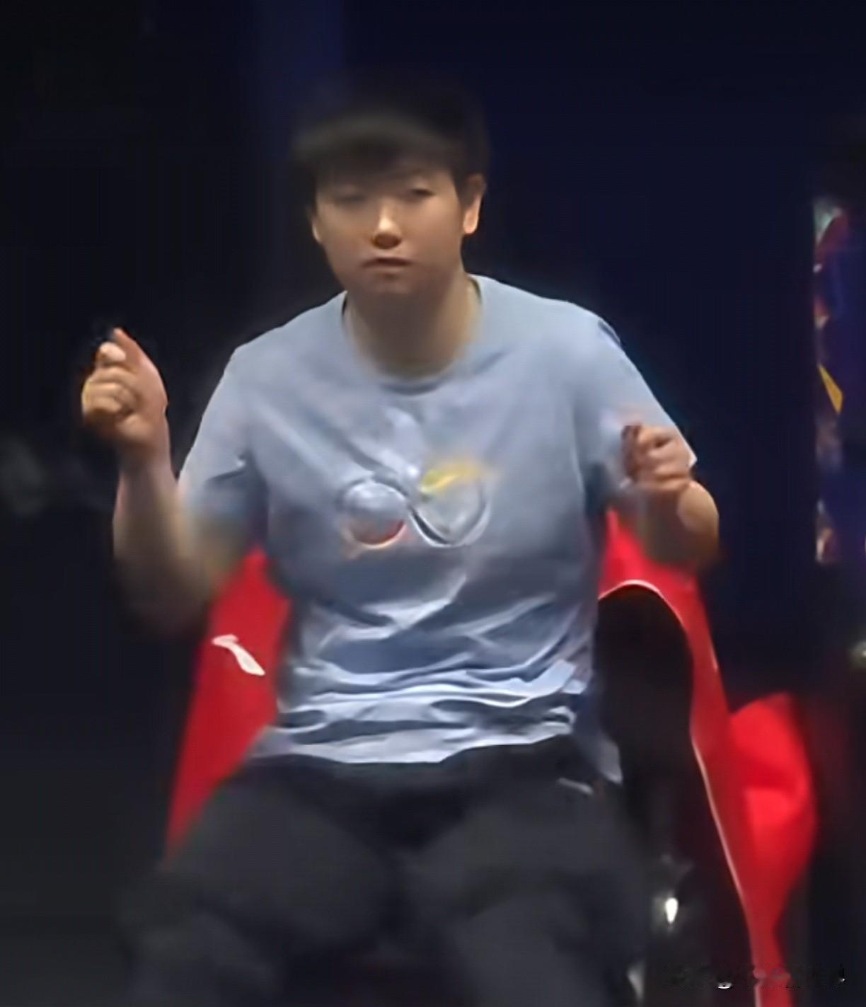 就问你们看过伦敦世锦赛决赛中莎莎曼昱的这个视频没？当曼昱和张本美和比赛，比分