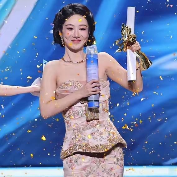 说句实在话，杨紫这次冲金鹰奖其实劣势很明显，刚拿下白玉兰视后，同年连拿两大重