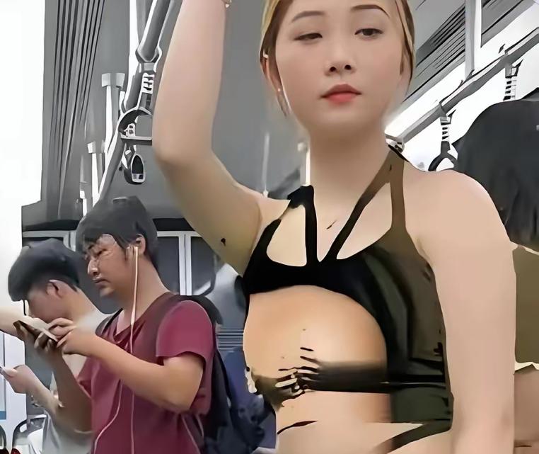 早高峰地铁挤得像罐头，直到那个身影进来——上身亮片吊带晃得人眼晕，漏胸漏肚，下身