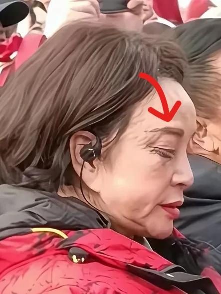 让刘晓庆担心的事情还是发生了。不是演技被批，也不是拍摄辛苦，而是她在新剧《锦