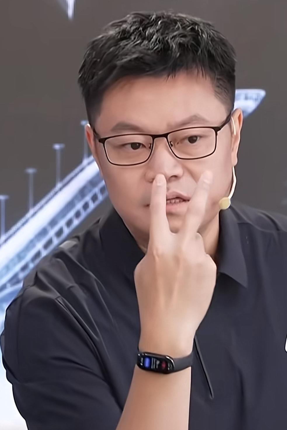 侯英超比喻真是太形象了！他评价林诗栋两天比赛的表现时说道：简直判若两人！昨天就像