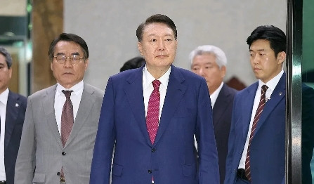 韩国内乱特别检察组披露重大消息针对前总统尹锡悦申请的逮捕令，被证实经由其律师团泄