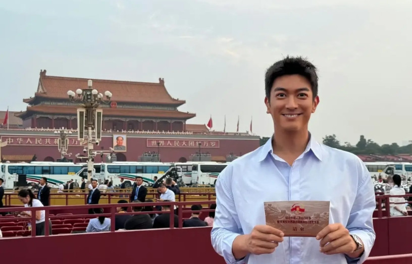 杜江受邀现场观看九三阅兵，座位处于极佳区域，成为娱乐圈最让人羡慕的明星。一大早