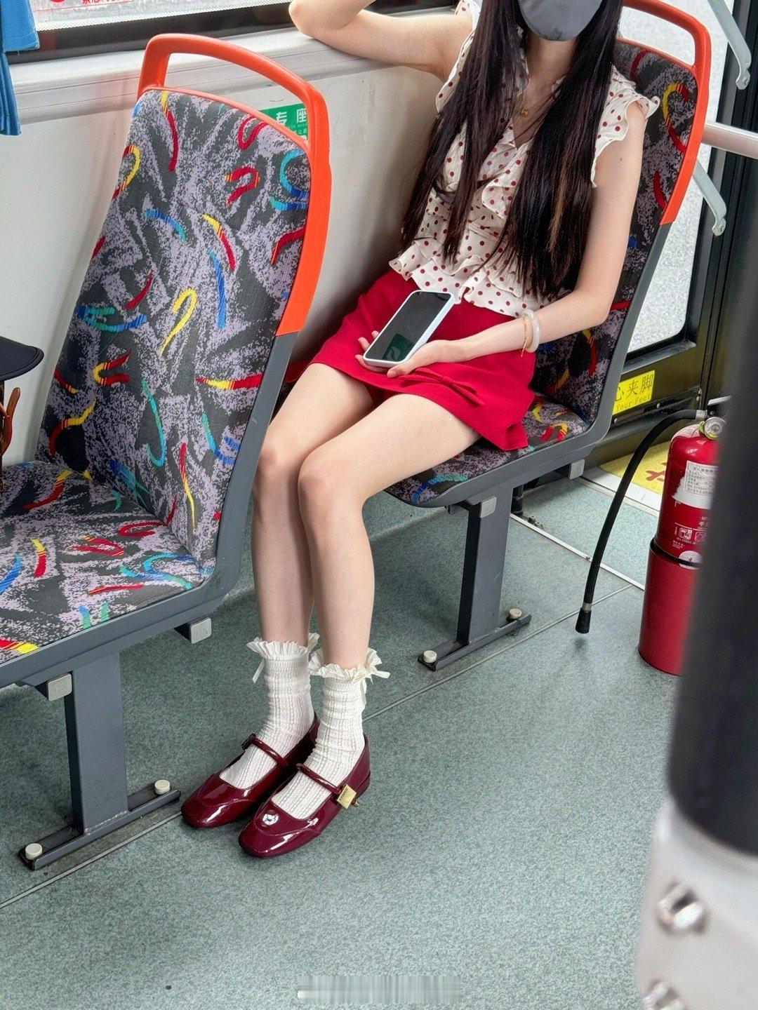 公交站看到的…不知道该不该说。。。我真的好喜欢啊啊啊!上公交的时候一眼就看中了小