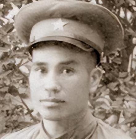 1958年，在潍坊军分区，陈昌奉刚端起饭碗准备吃饭，警卫员急匆匆跑过来，大吼：“