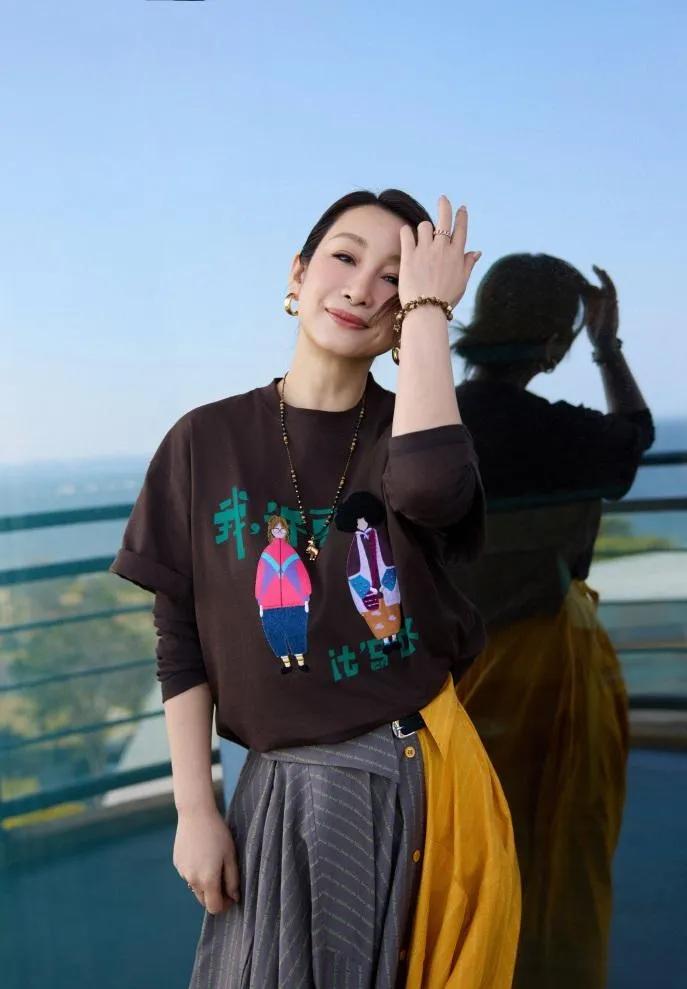 被秦海璐的“中年穿搭”惊艳到了！💥47岁还能把休闲风穿得这么洋气，卡通T恤+