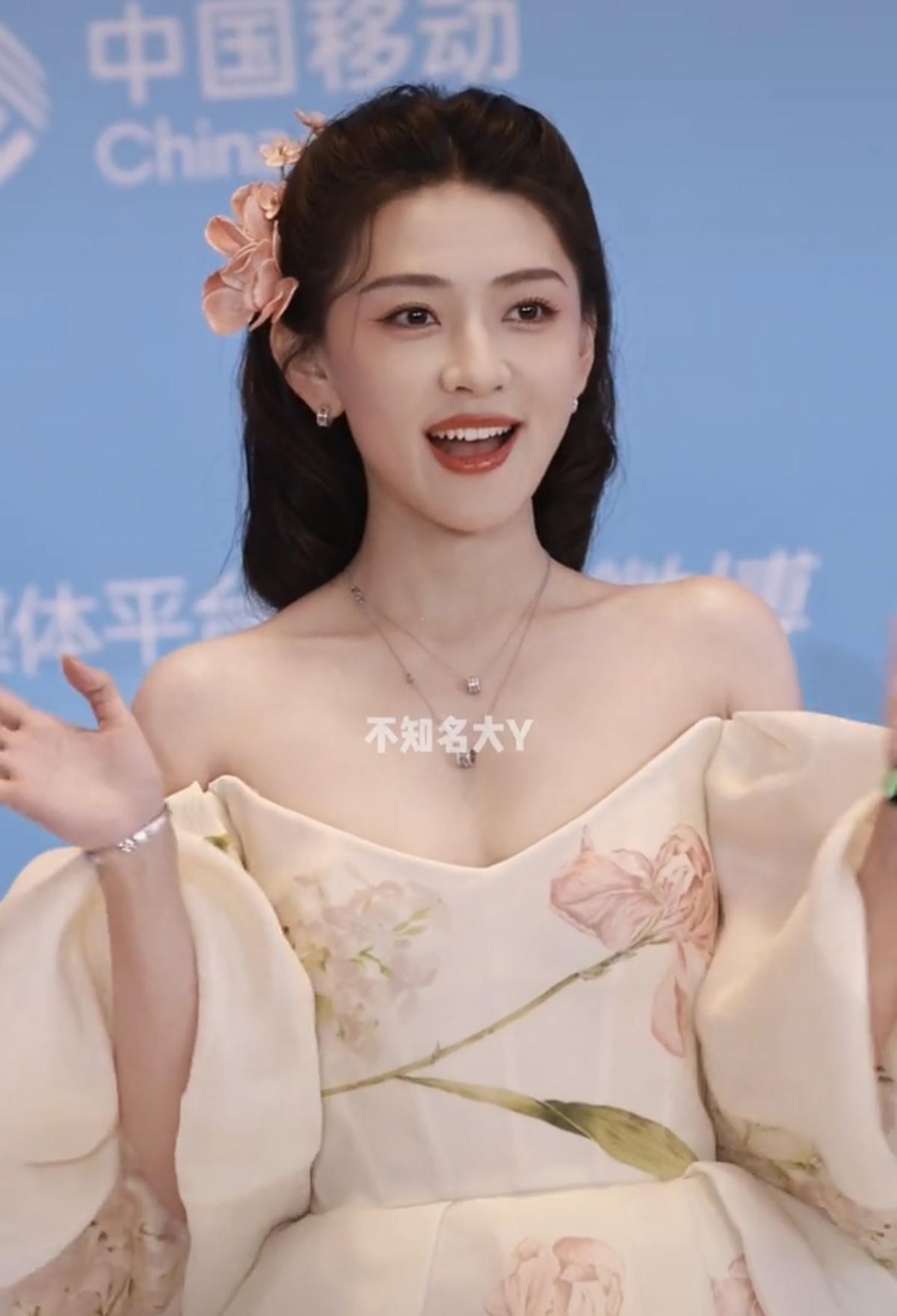 花仙子，自然美的一张脸，没有任何瑕疵，太美了，端庄大方，沉鱼落雁闭月羞花[爱心]