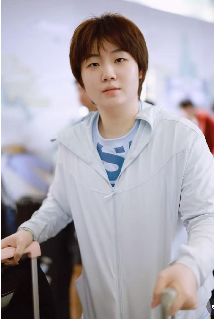 国乒大部队终于结束了为期40天的成都封闭集训，昨晚连夜启程返回北京啦！机场