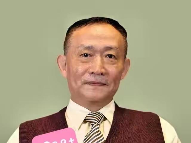 为什么有人身居高位却不为百姓说话？卢麒元一句话道破了天机。当一个人的妻子儿女、万