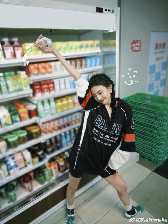 宋祖儿便利店随拍这组便利店随拍也太灵动啦！在零食与货架的环绕中，每一个表情都写