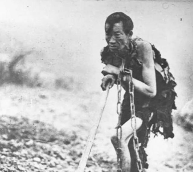 1938年冬天，西藏一位农奴冒着寒冷的天气，正在从事牛马一样的劳动。他一脸苦