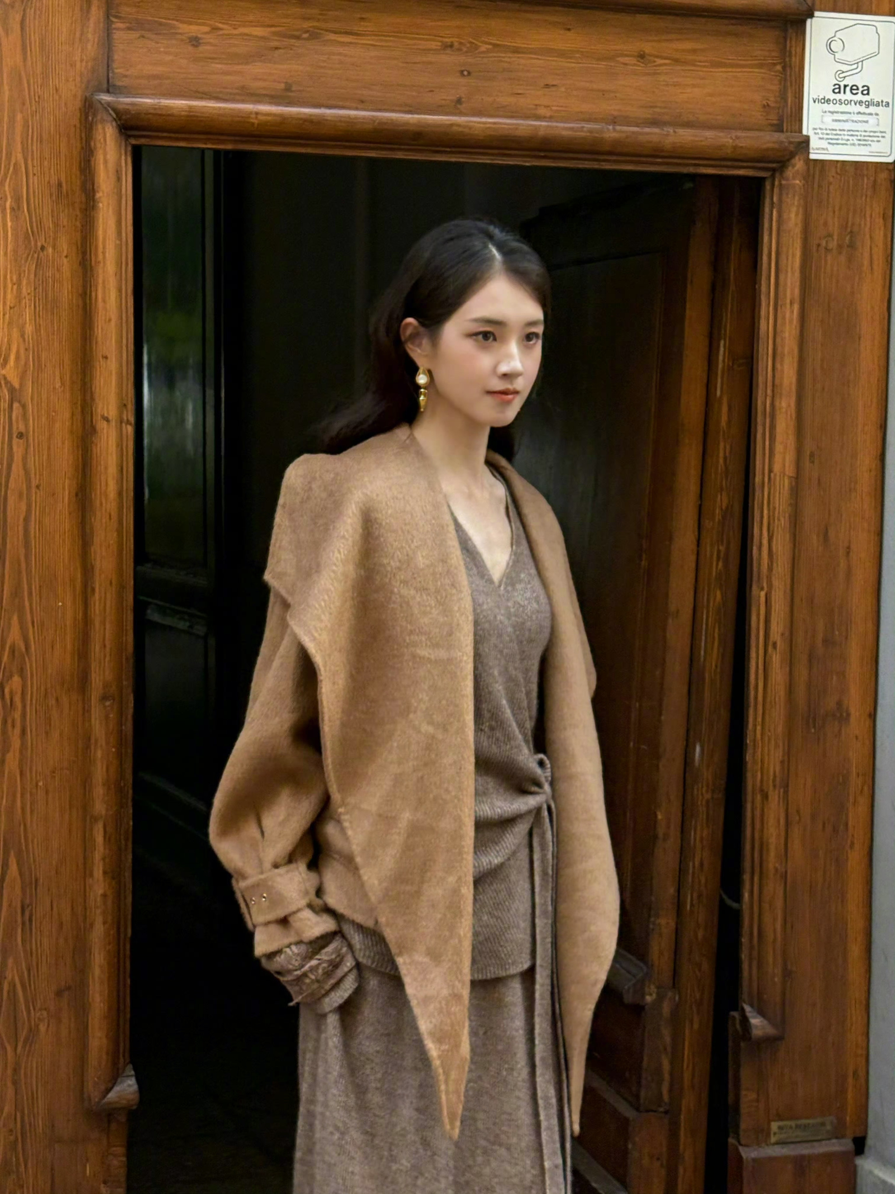 被公司讨伐的郭宇欣这边正在参加米兰时装周，她在短剧女演员中的优势是一种挺舒服的漂