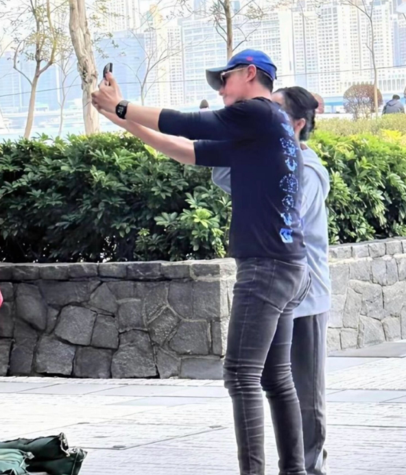 林心如没想到霍建华自己也没想到他会因为一条牛仔裤上热搜，这条裤子看着是比较