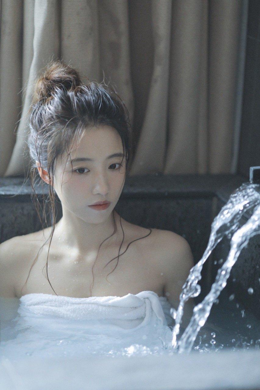 为什么天冷后要少洗澡？首先，寒冷环境会收缩皮肤血管，降低血液循环和保湿因子活性