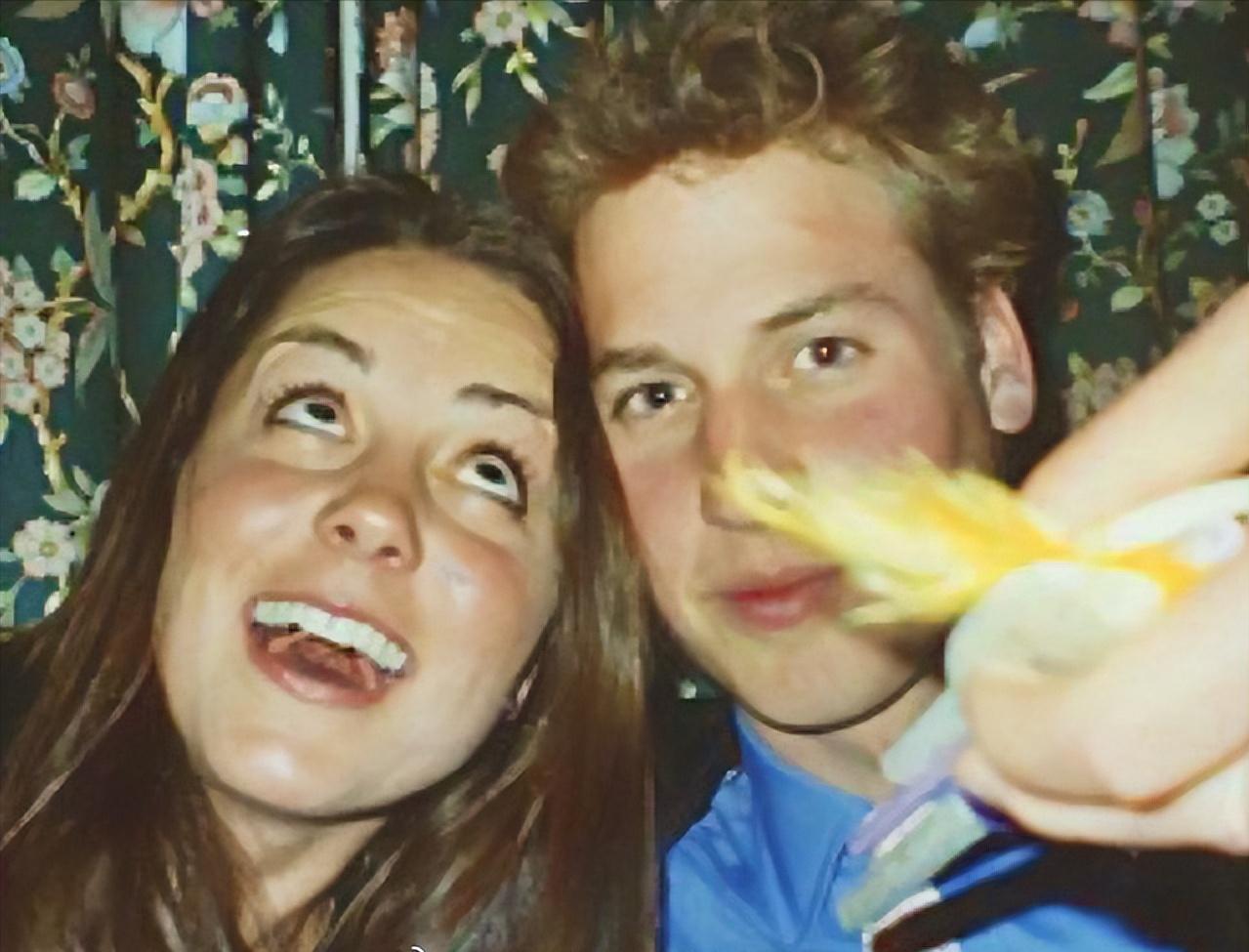 威廉凯特近20年的同框特写，携手的画面始终不变的爱！威廉王储和凯特王妃从大学时