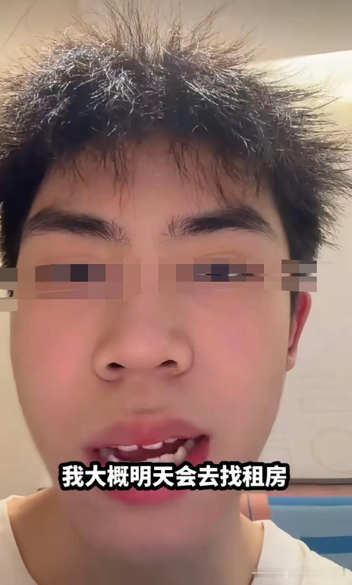 海南这个学生，真是凭一己之力害了身边的导员和教官。军训期间居然借口上厕所，然后跑去旅游了。这是把学校