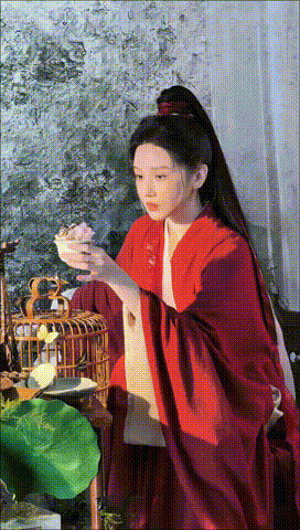 陈小纭身上的诡魅感这组以《放蝶》为灵感的古风写真里，陈小纭的表现很亮眼，男装红衣