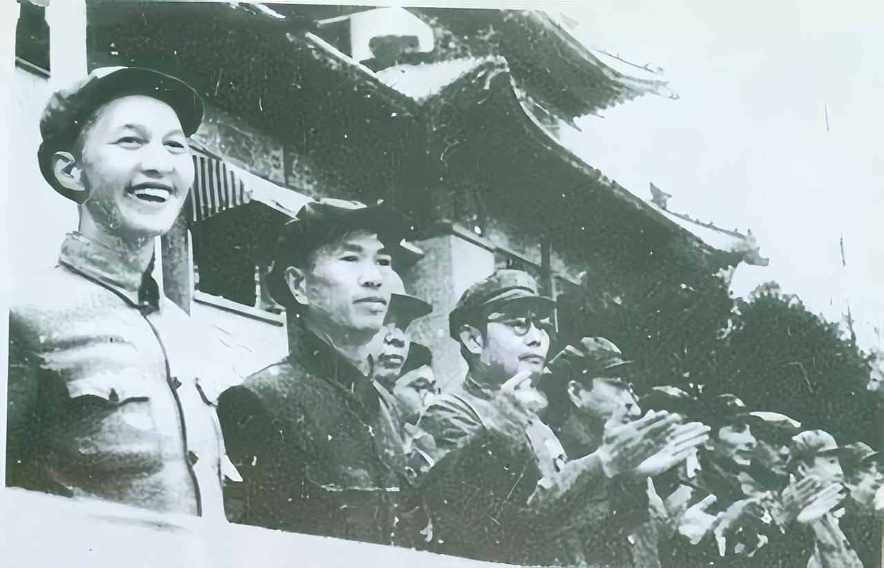开国上将洪学智有两次意想不到的任职。1950年他到北京汇报工作，刚下火车就被邓华