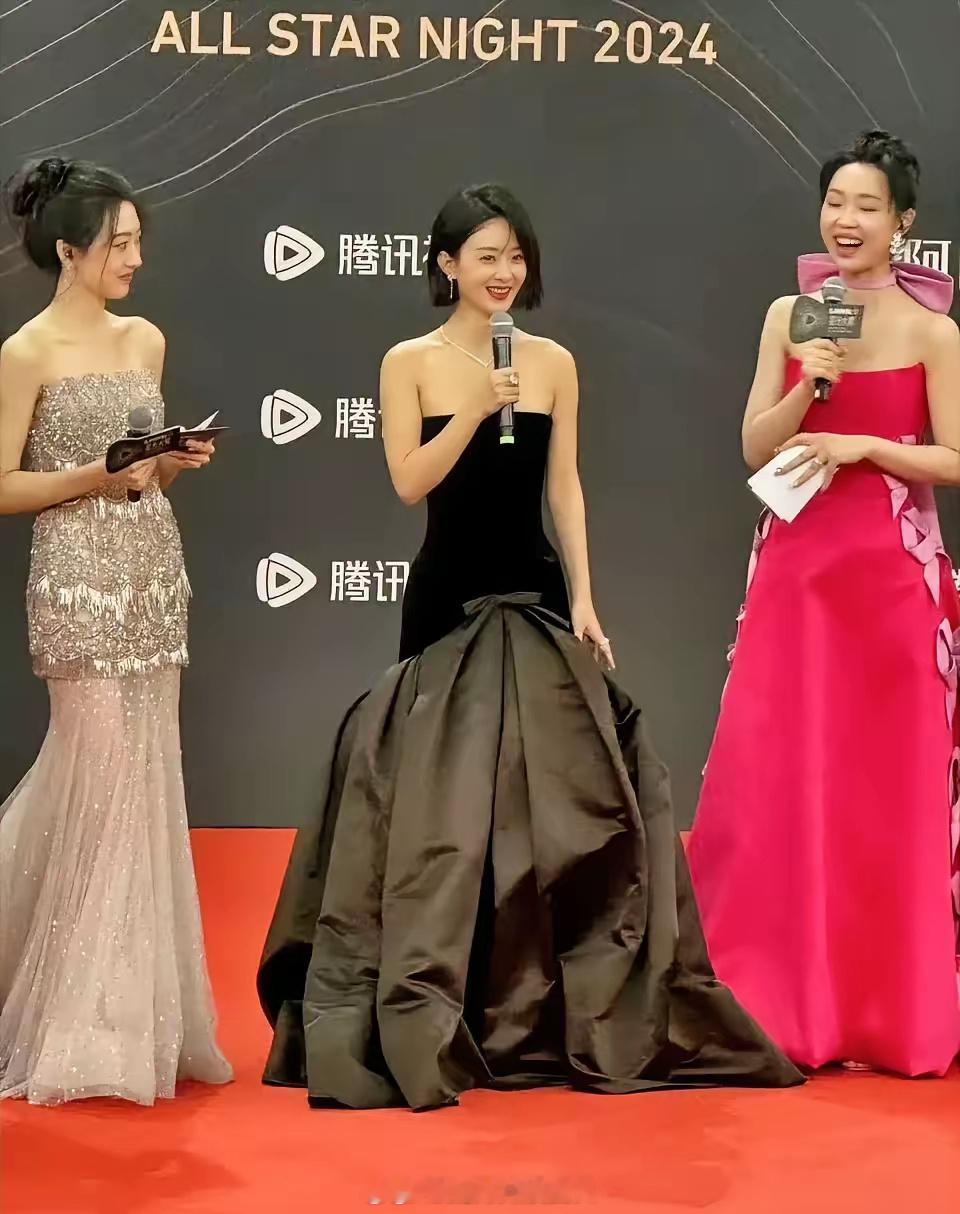女演员真不能太矮，虽然赵丽颖挺美的，可我一眼看到的是左边的小姐姐。
