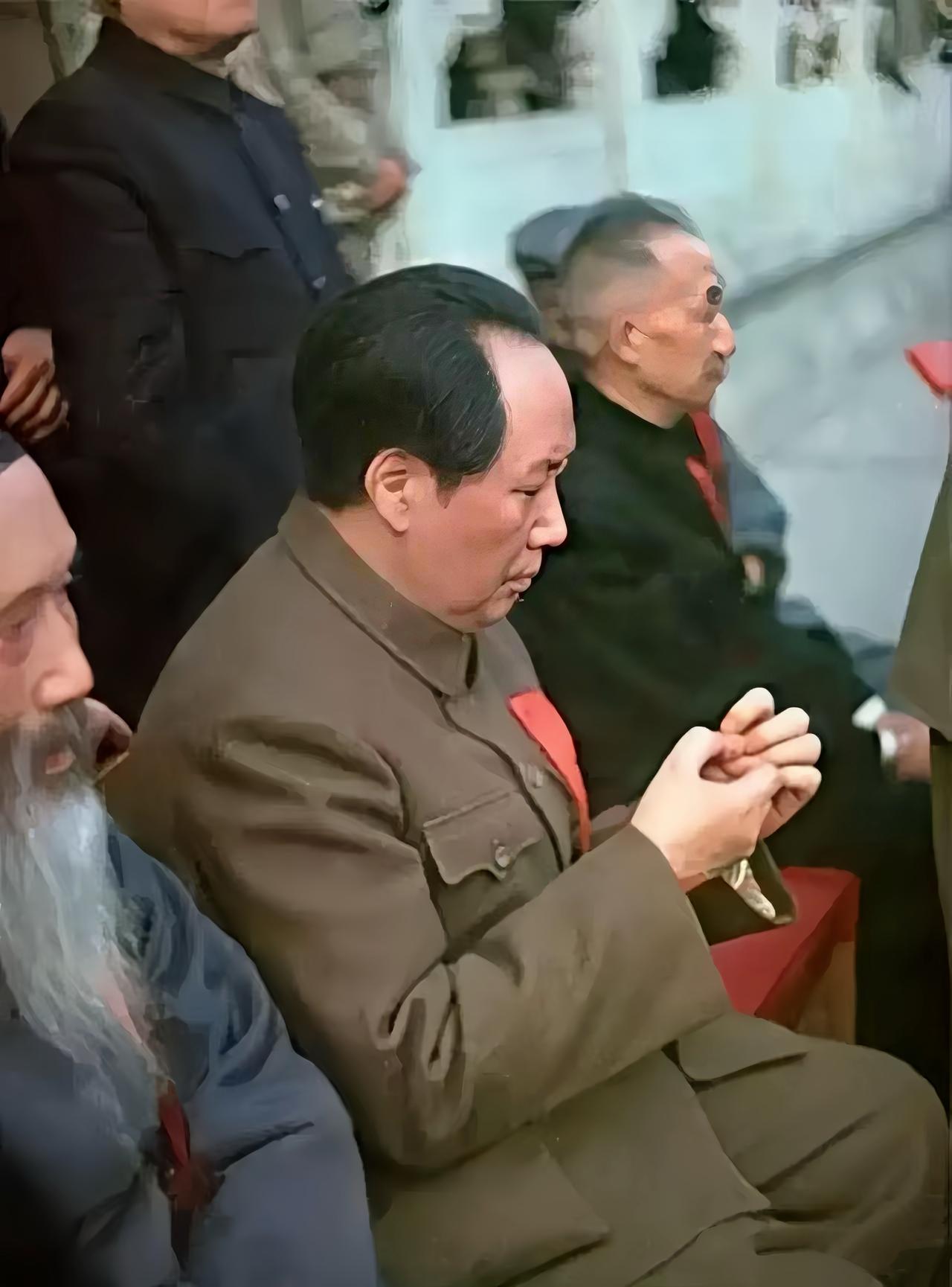 下图是毛泽东在开国大典上的一张抓拍照，照片中的毛泽东正在抠指甲。开国大典这么大的