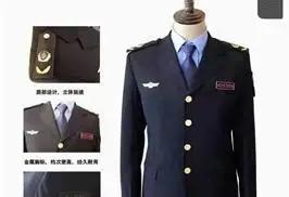 每次发衣服时体制人都很“烦恼”，制服三年统一换新，质量太好根本穿不坏，堆在家里扔