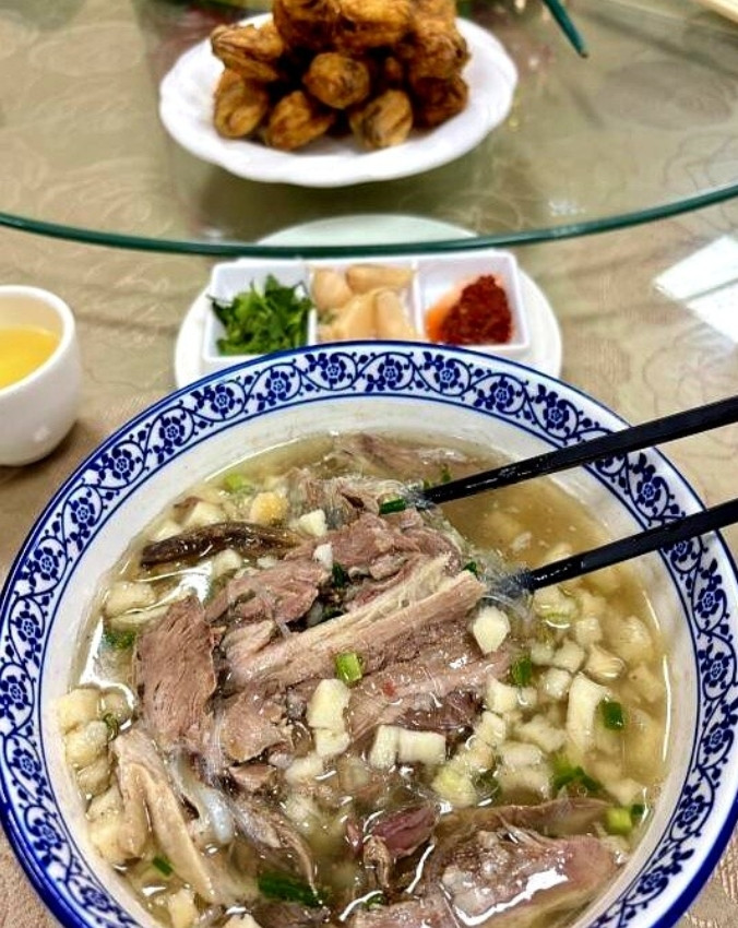 确实是宝鸡最牛逼好吃的羊肉泡馍！每次回宝鸡羊肉泡馍我只吃这一家，几十年老店