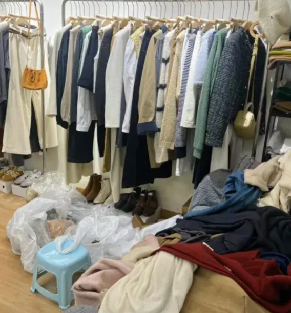 今天，租我房子卖服装的大姐，突然给我打电话说，生意不好，家里出事了，不想租了。可