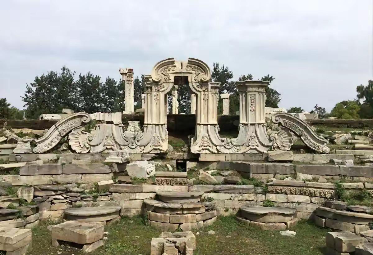 1860年一把火烧了圆明园，中国修了三峡造了航母，就是不碰这堆烂石头，背后的道理