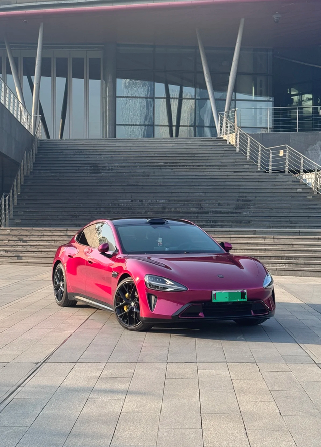 小米SU7新配色也太太太好看了吧！15周年限定，璀璨洋红，粉中带红，洋溢甜美和