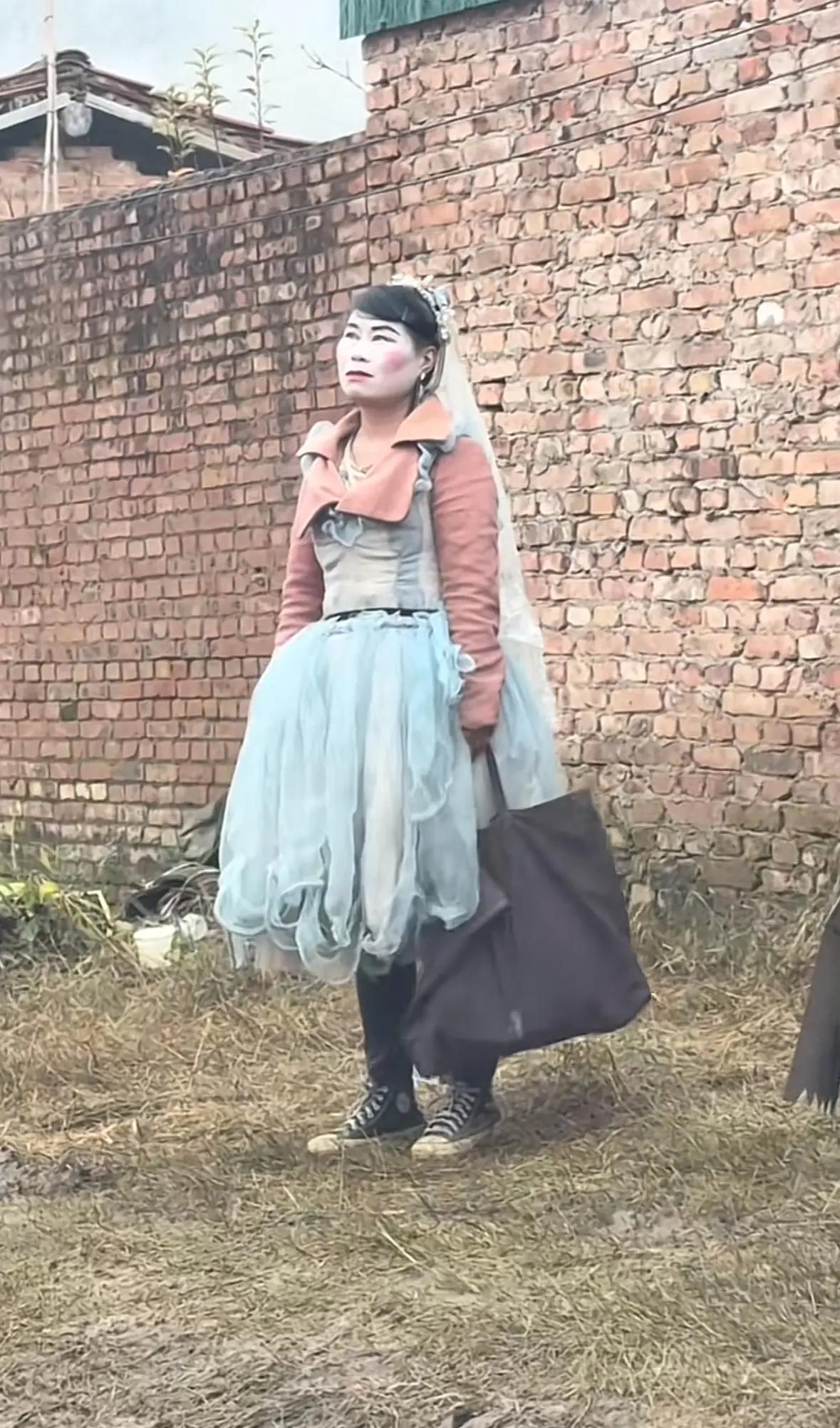 一段视频83万人转发山东东明，有个婚纱女孩，她穿着婚纱，好像每天都是如此，有人