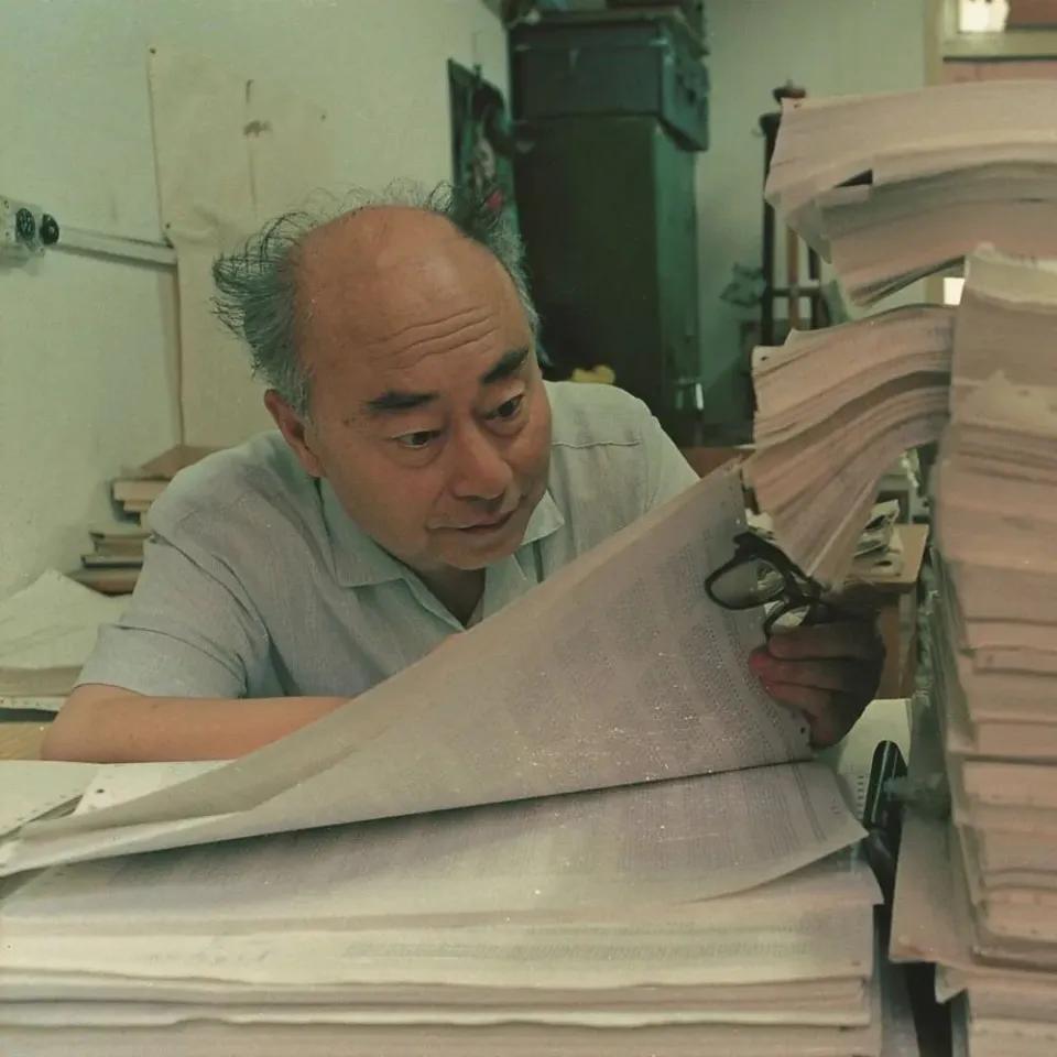 1965年12月的一天傍晚，于敏在食堂排队打饭时，突然激动地抓住同事杜祥琬的胳膊
