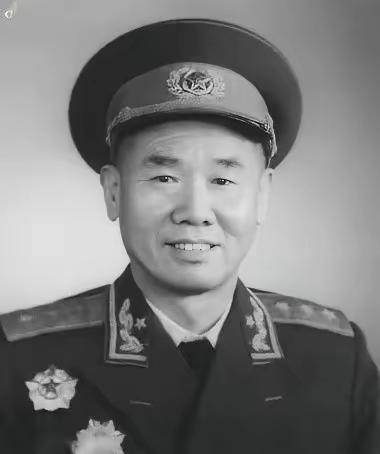 1947年，悍将陈再道率军路过家门，19年未归，舅母却吓得贴墙站，开口第一句：长