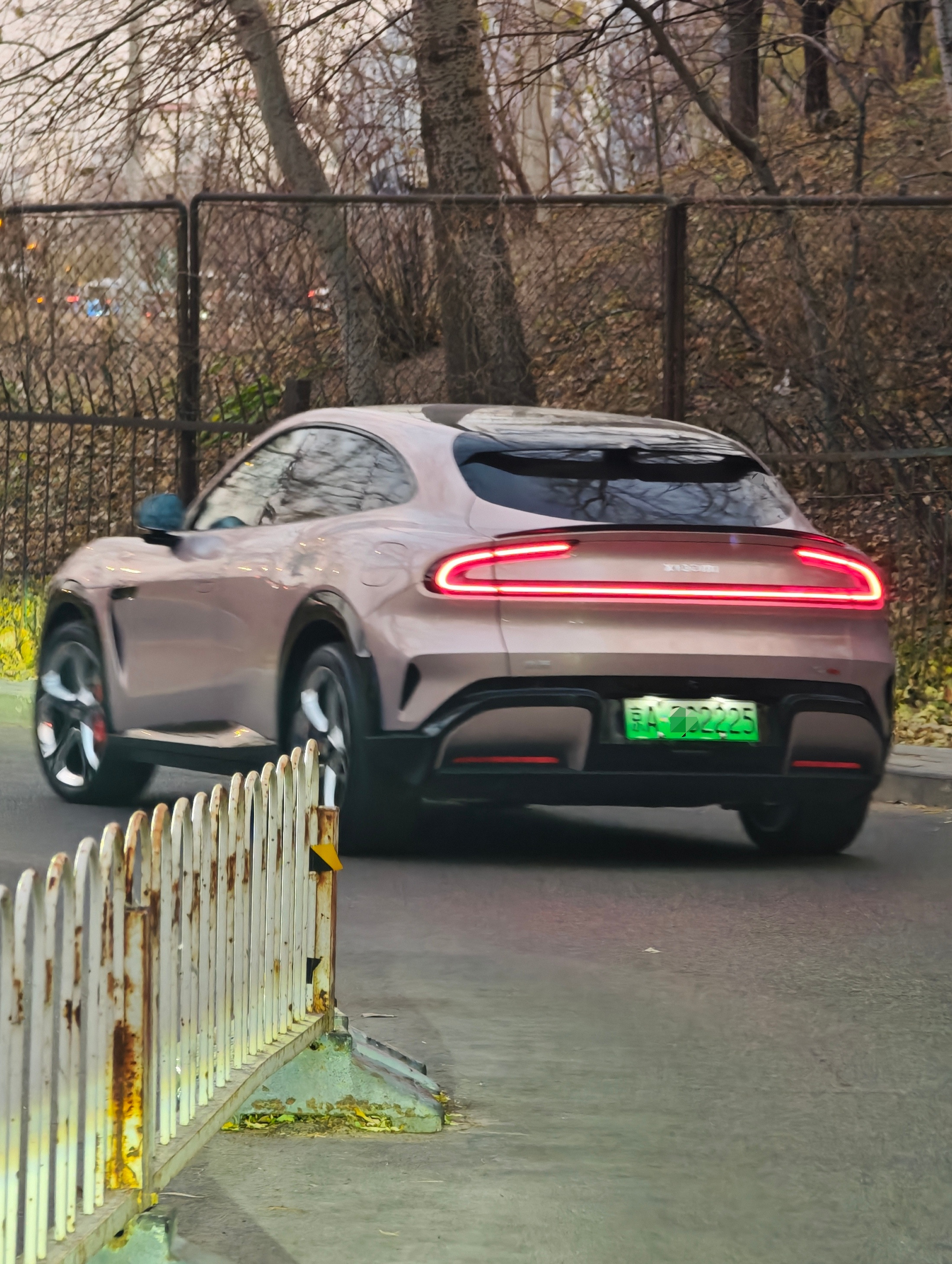 275mm的后胎就会饱满很多，特别有力量感主要是，这款21英寸轮圈真的好帅