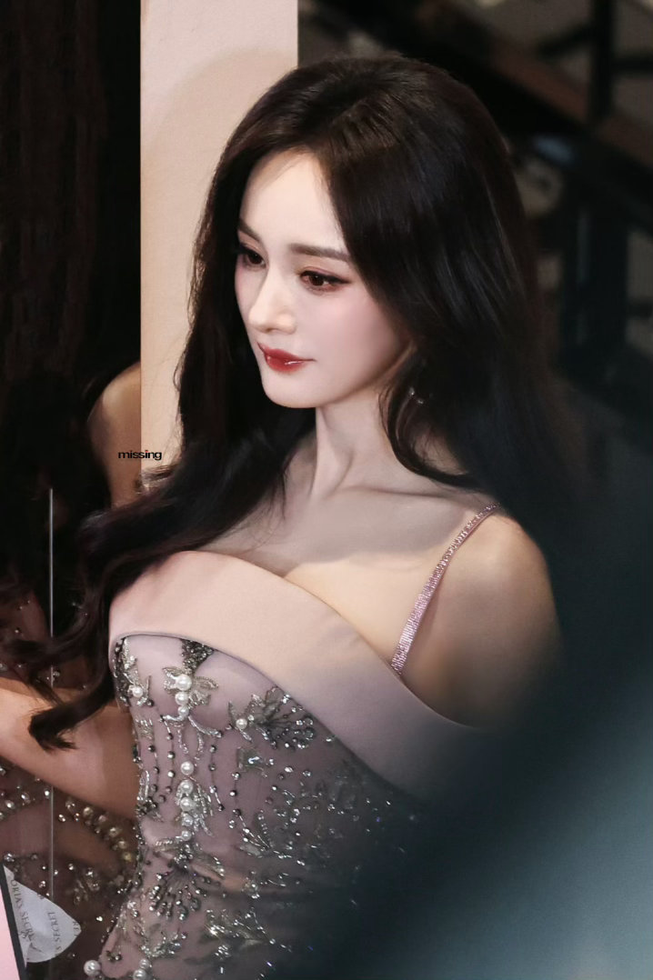 杨幂没口罩纯美貌杨幂上一秒活动现场下一秒机场杨幂没口罩纯美貌，完全美貌的神[奶