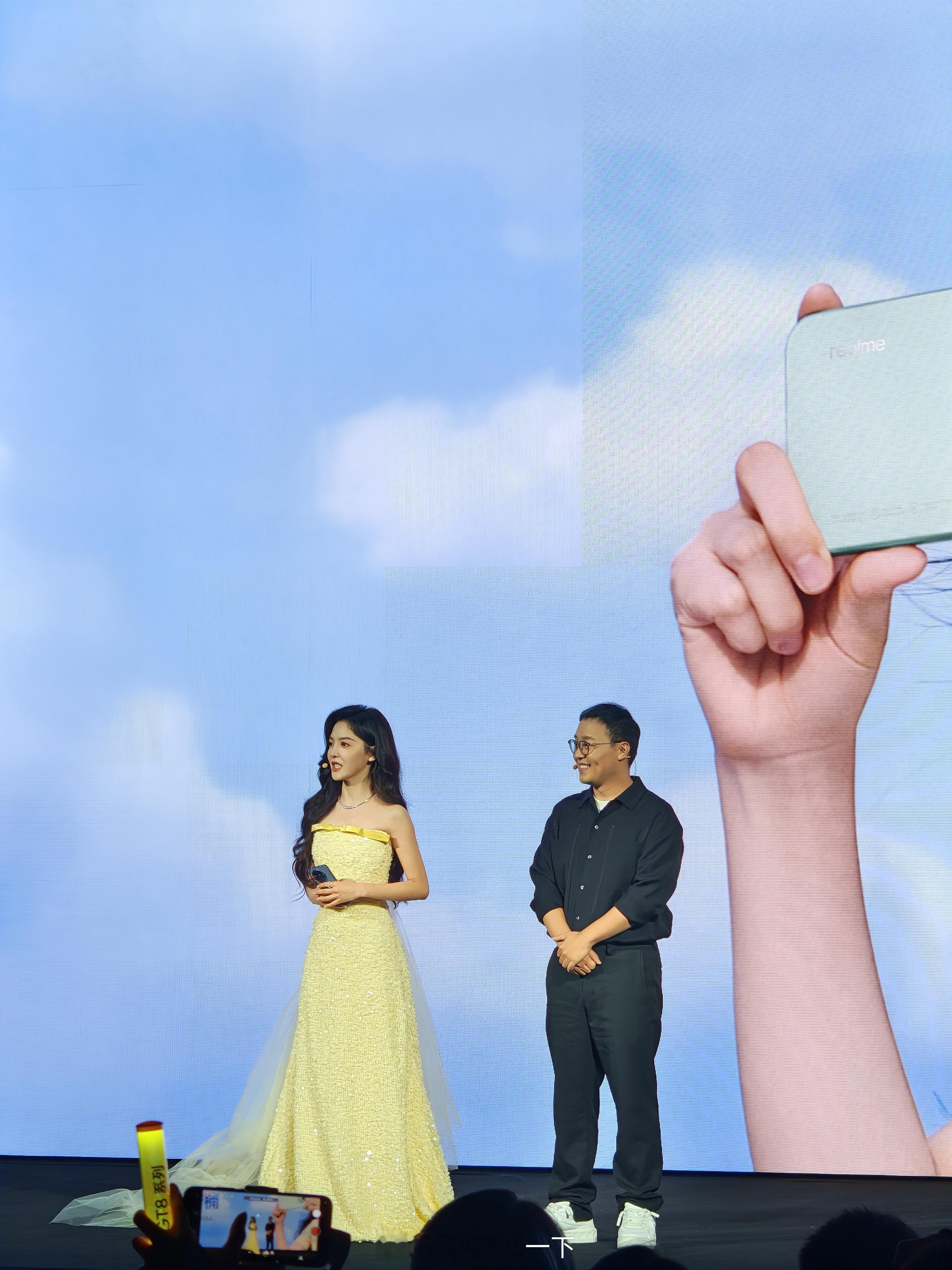 章若楠来啦！还展现了章若楠自己拍的照片[鼓掌]​​​