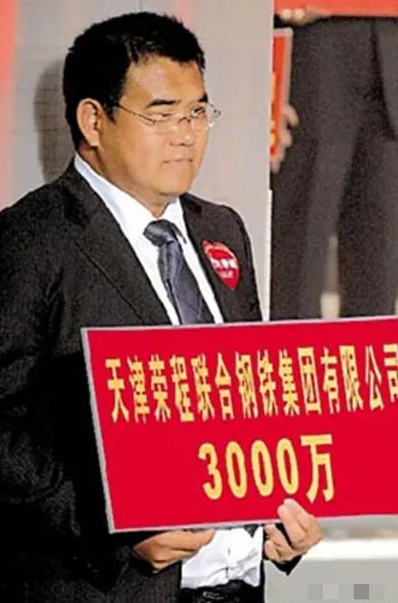 2008年汶川地震时，一位百亿富豪捐款3000万元，然而在抗震救灾的晚会上，他却
