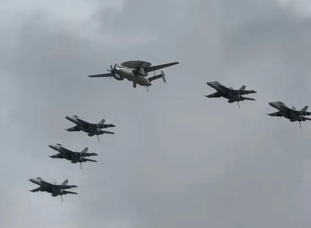 只等波斯湾那一声炮响据传，林肯号航母打击群已经到达阿拉伯海攻击位置；一艘或多艘