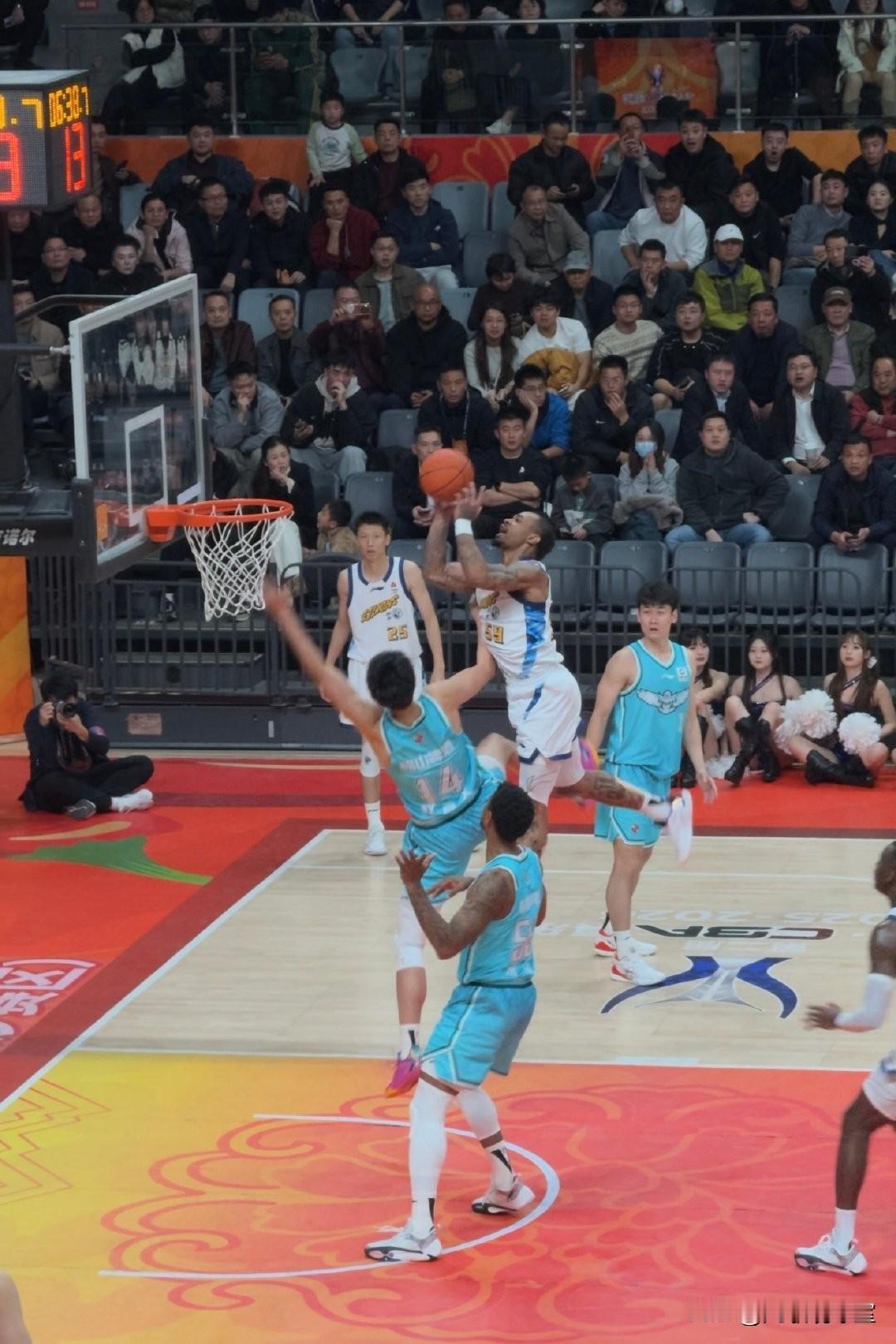 广东和山西这赛季可能又要白忙活了！花那么多钱引进外援，在我看来，夺冠大热还是广厦