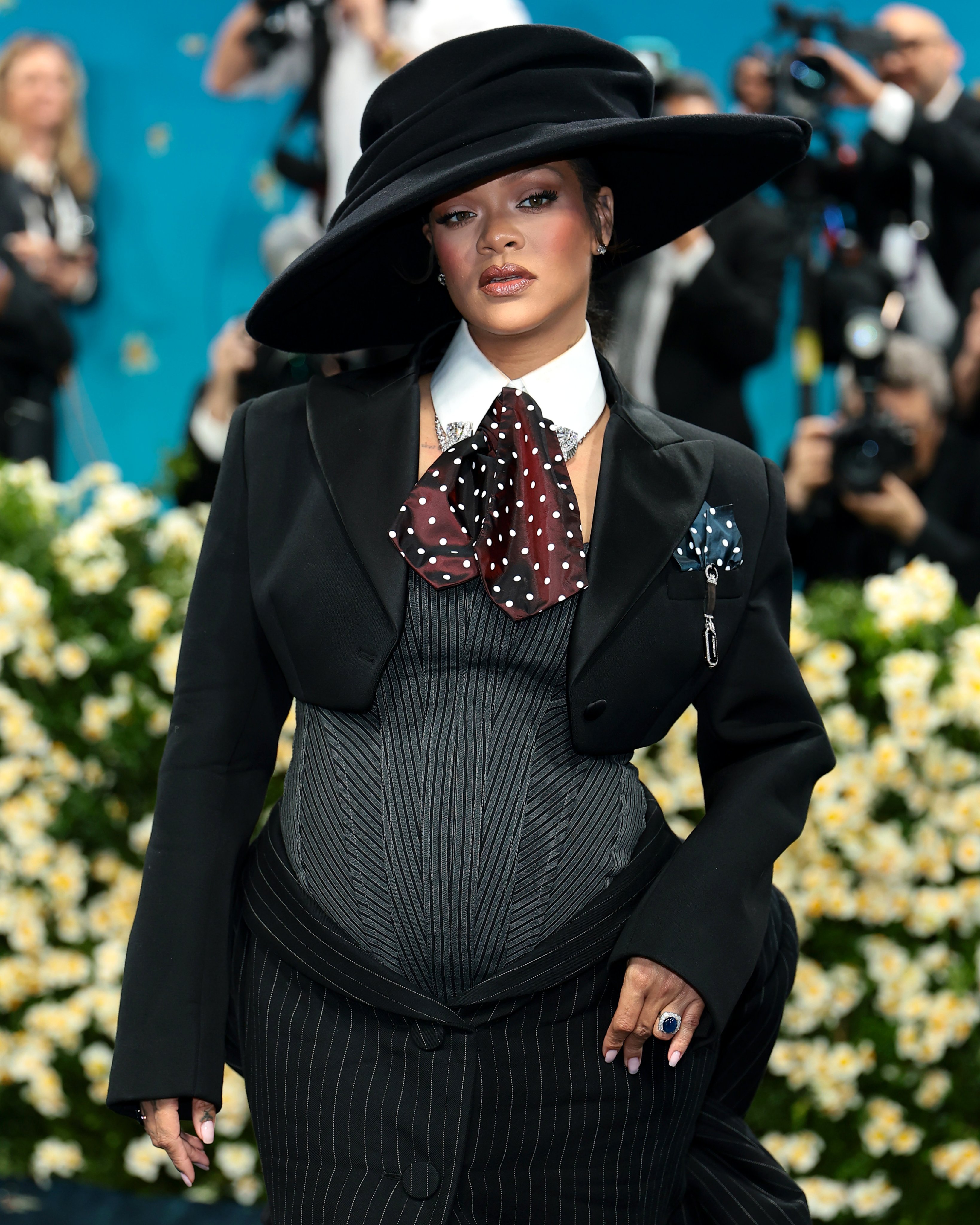 【官宣怀孕】Rihanna挺着孕肚亮相MetGala，公开了自己怀上三胎的消息