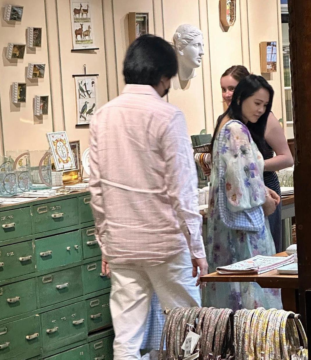 伊能静和秦昊带着女儿在英国伦敦逛街购物，她都已经57岁了，脸部状态真不错，而且头