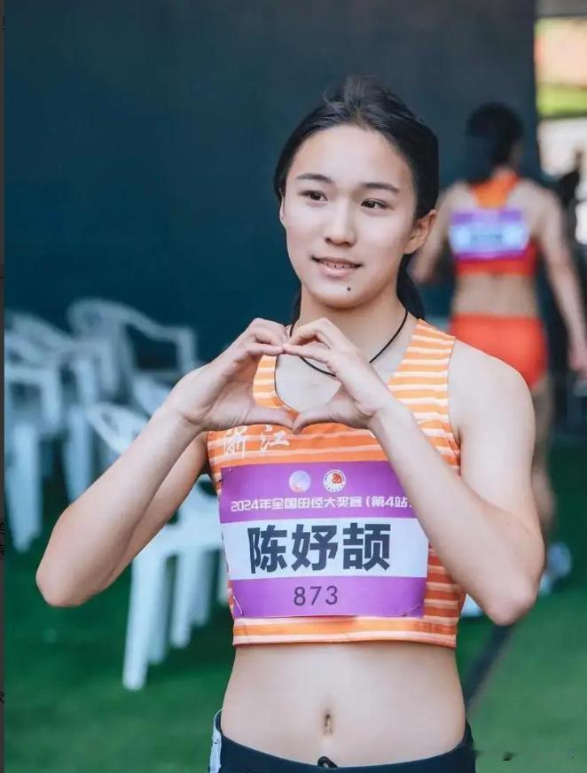 我开始理解17岁的陈妤颉了。为什么顶着三金一银的亚运冠军头衔，她还要死磕文化