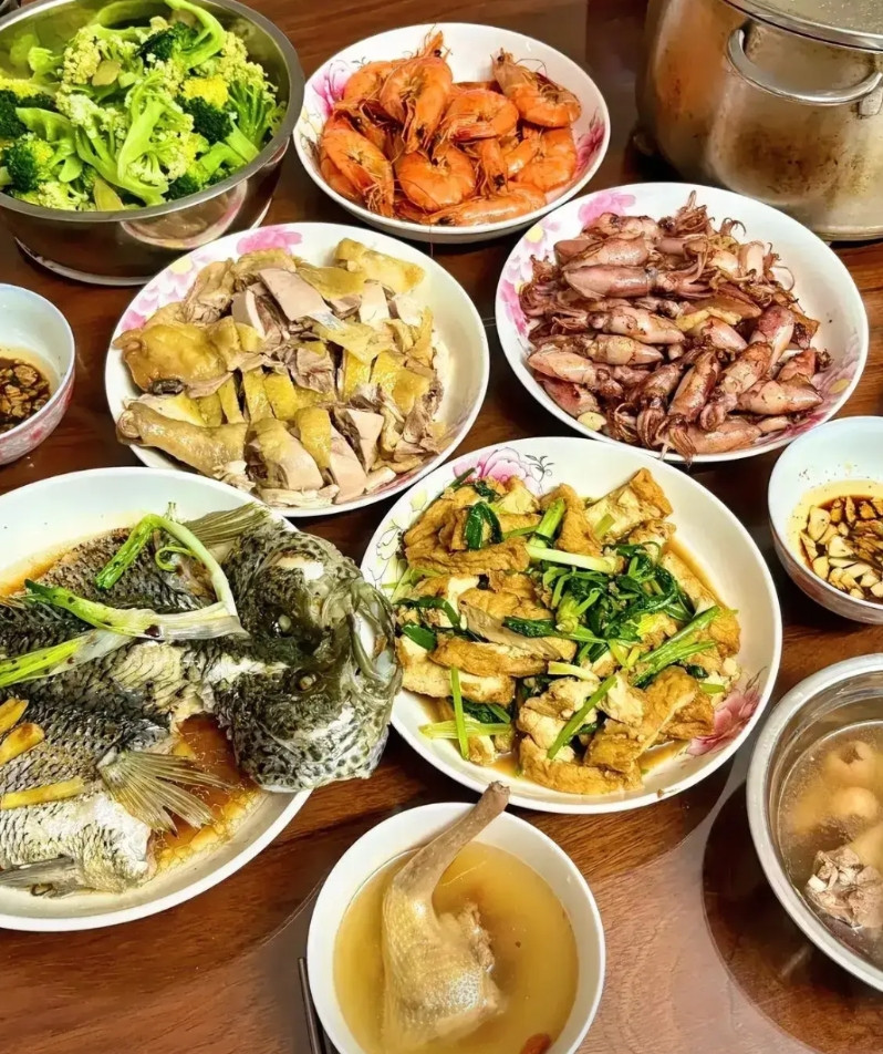 终于知道，为什么很多餐厅举步维艰，经营不下去了。今天有个朋友从湖南过来广州办
