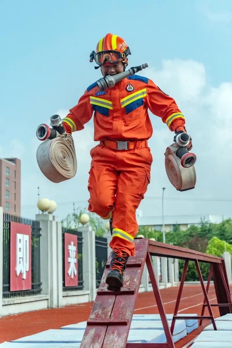 现在的消防员都是劳务派遣了？消防员应不应该劳务派遣，再次引发舆论的关注。消防员这
